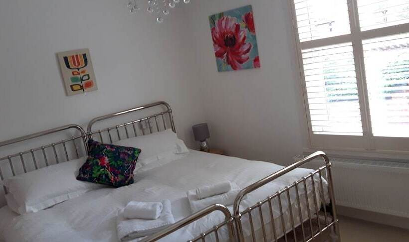 Lunas Cottage   Grove Road Cottages