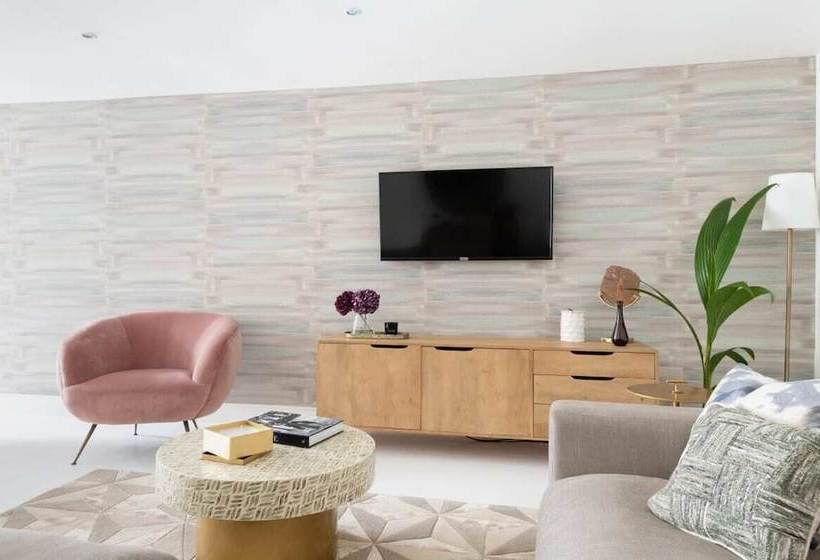 The Primrose Hill Escape  Modern & Bright 2bdr Mews Home