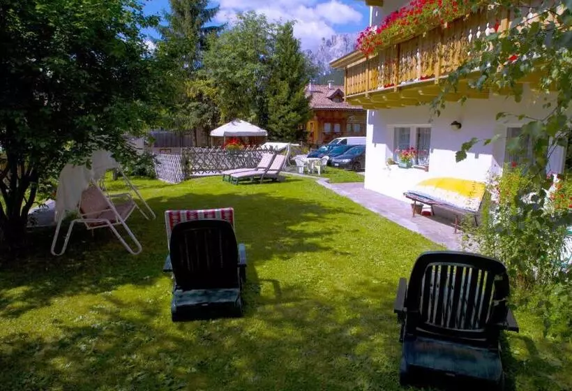 ホテル Garni Tyrolia