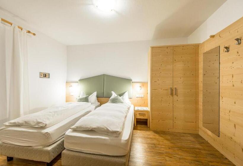 Отель Garni Tyrolia