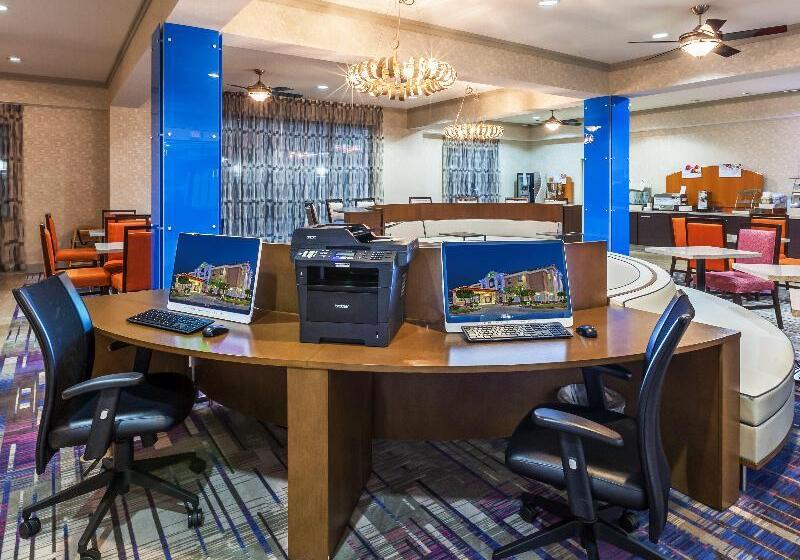 فندق Holiday Inn Express & Suites Houston East, An Ihg