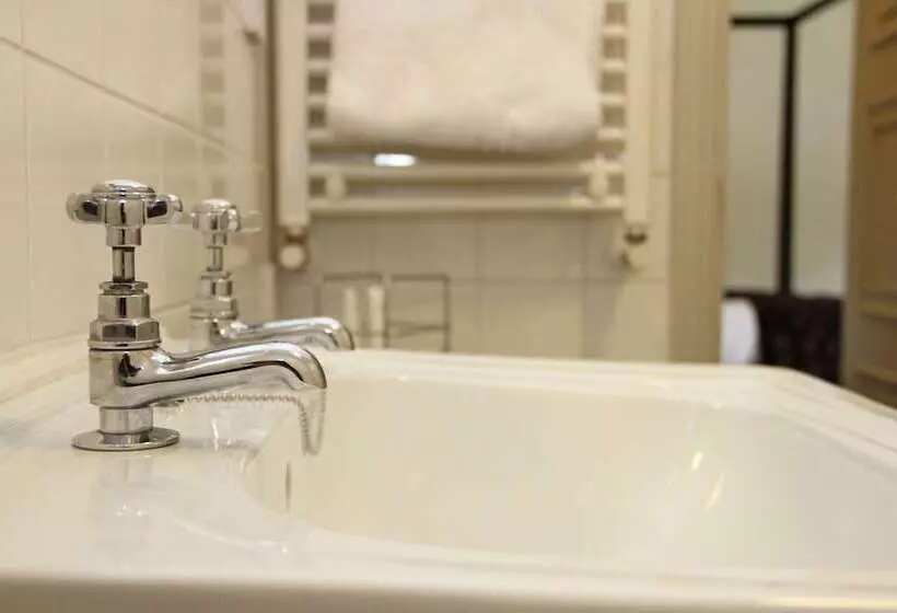 فندق Honest Lawyer