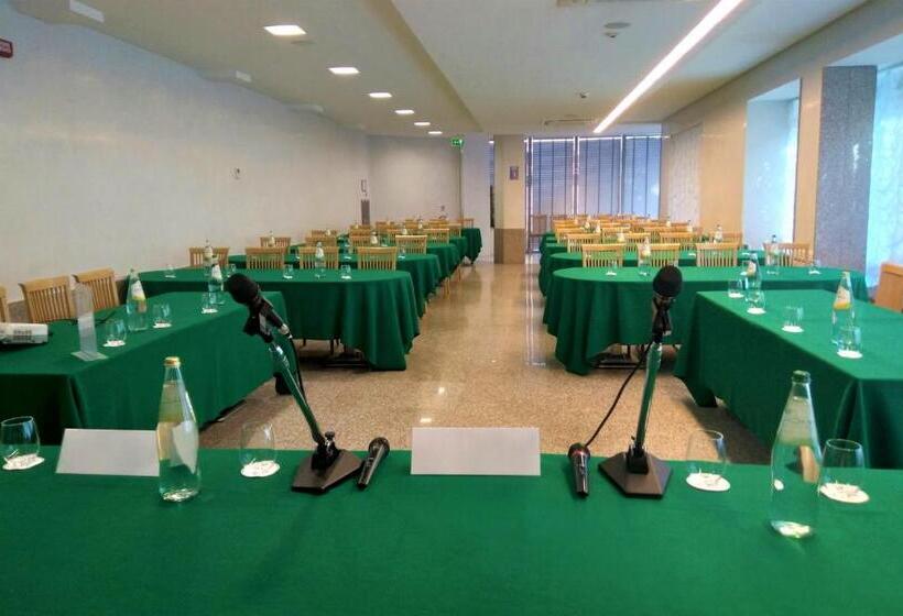 בית מלון כפרי Poker