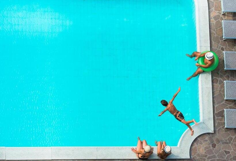 בית מלון כפרי Poker