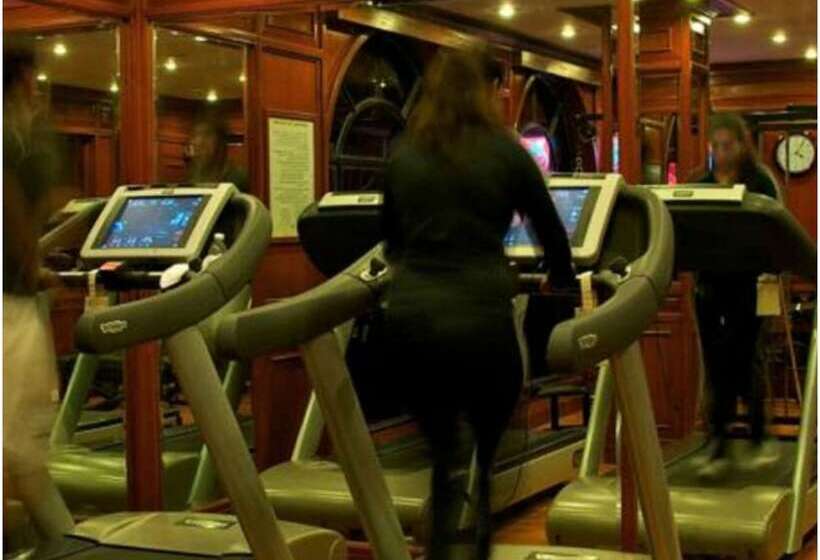 ホテル Vivanta Ernakulam, Marine Drive