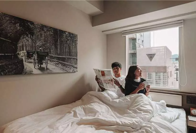 Отель Travelodge Kyoto Shijokawaramachi