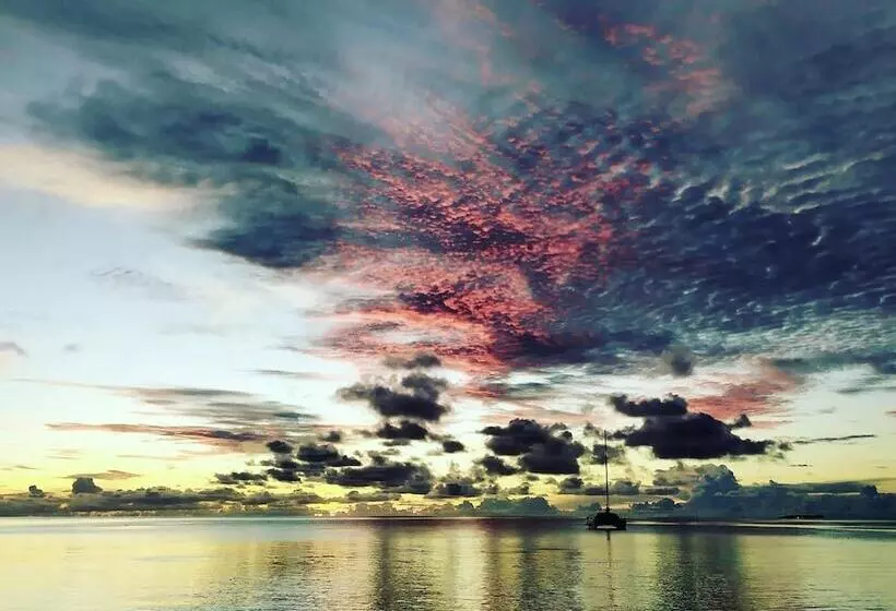 هتل Crown Beach Villas