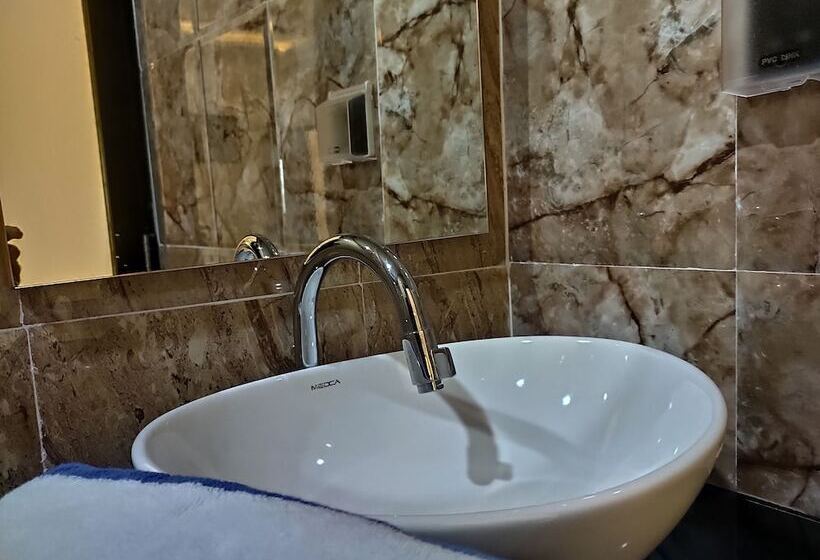 هتل Crown Beach Villas