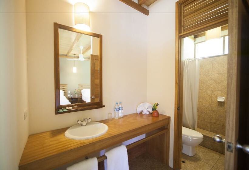 فندق Heliconia Amazon River Lodge