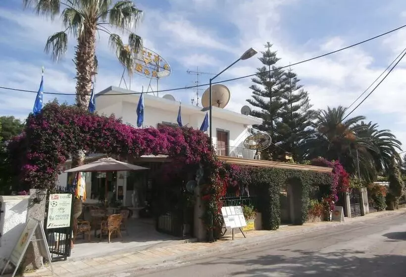 Harry S Bar & Apartments 1