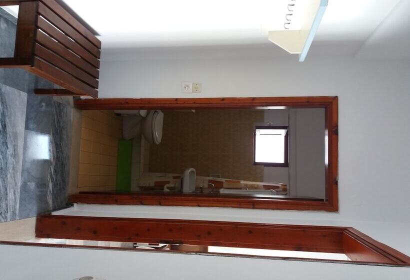 Harry S Bar & Apartments 1