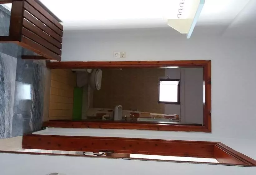 Harry S Bar & Apartments 1