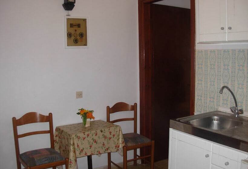 Harry S Bar & Apartments 1