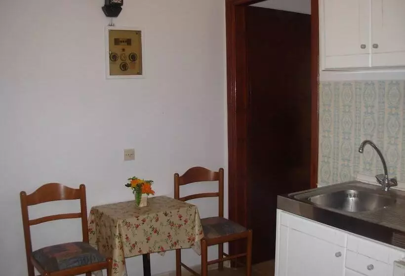 Harry S Bar & Apartments 1