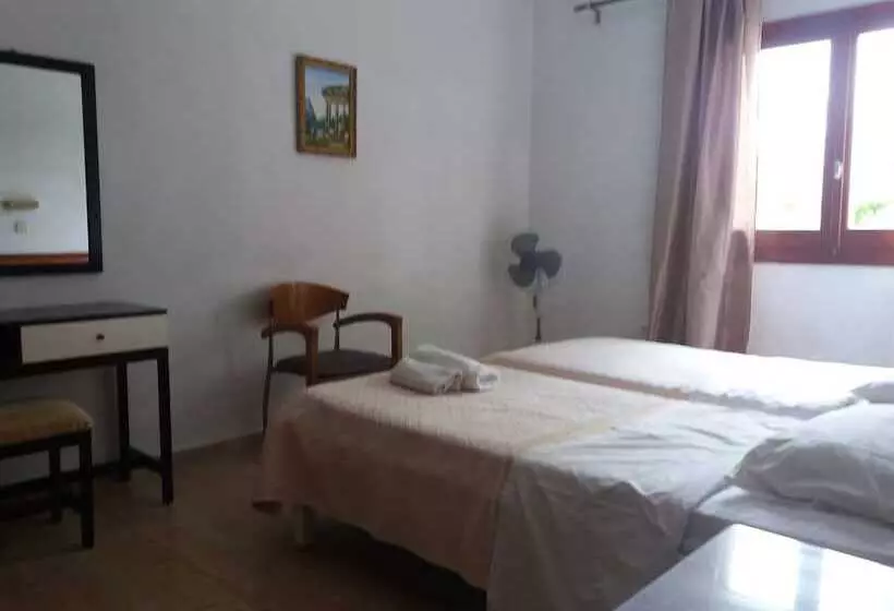 Harry S Bar & Apartments 1