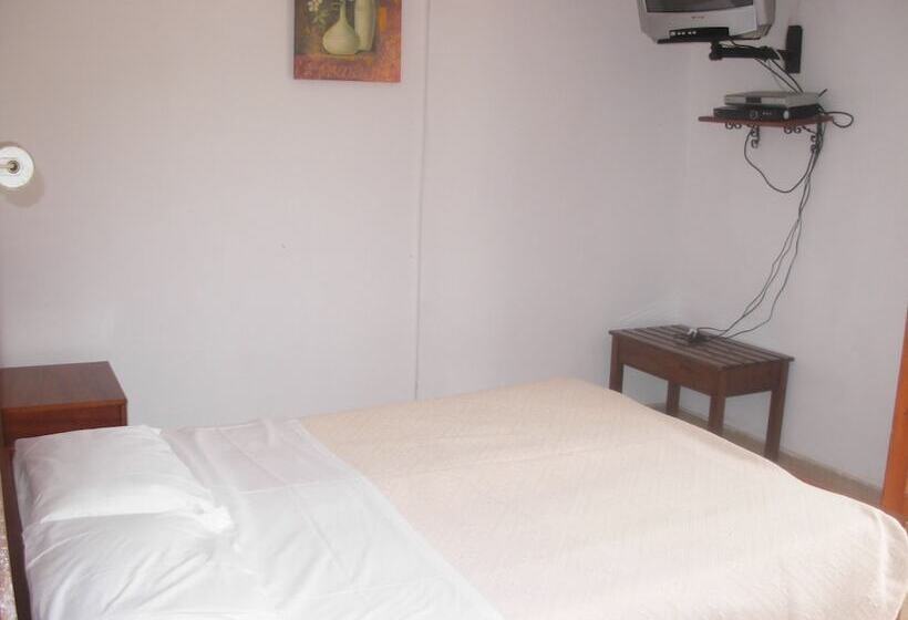 Harry S Bar & Apartments 1