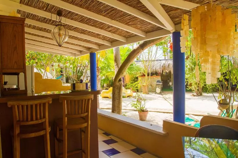 هتل Beach House Aruba Apartments