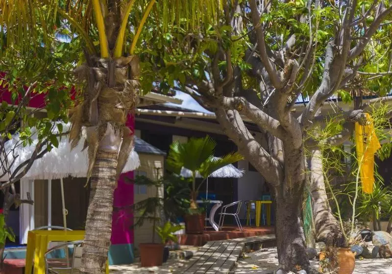 هتل Beach House Aruba Apartments