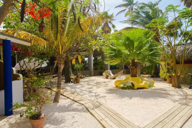 هتل Beach House Aruba Apartments