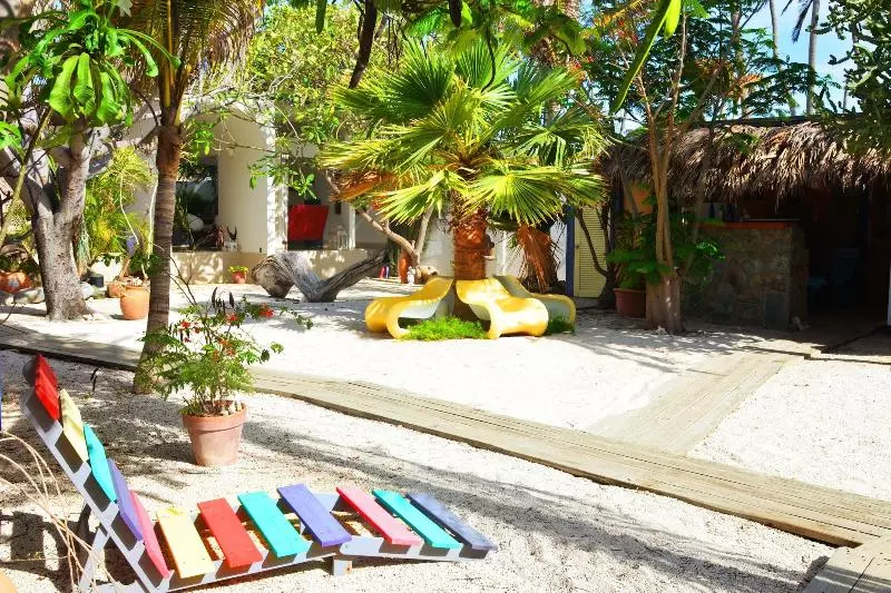 هتل Beach House Aruba Apartments