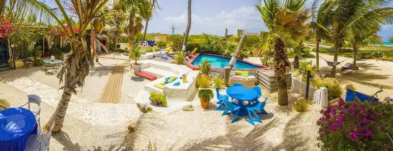 هتل Beach House Aruba Apartments