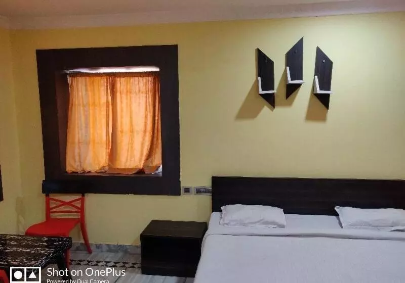 هتل Spot On 80280 Sai Somnath Residency