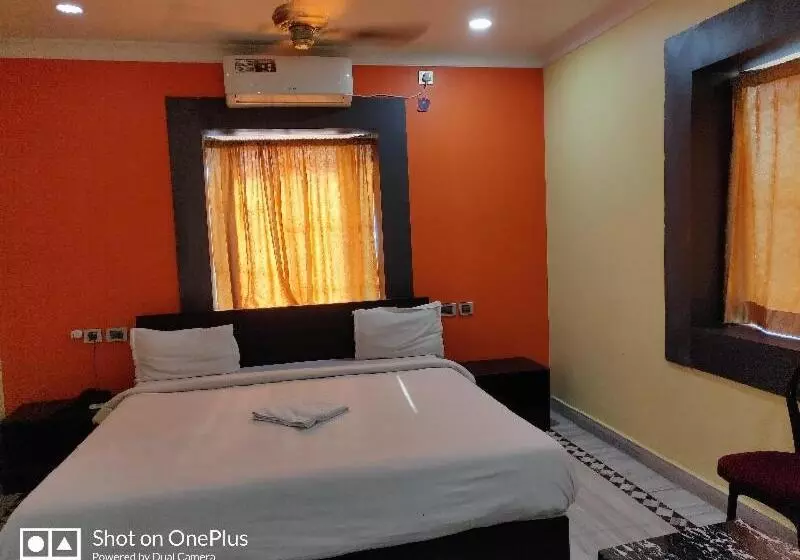 هتل Spot On 80280 Sai Somnath Residency