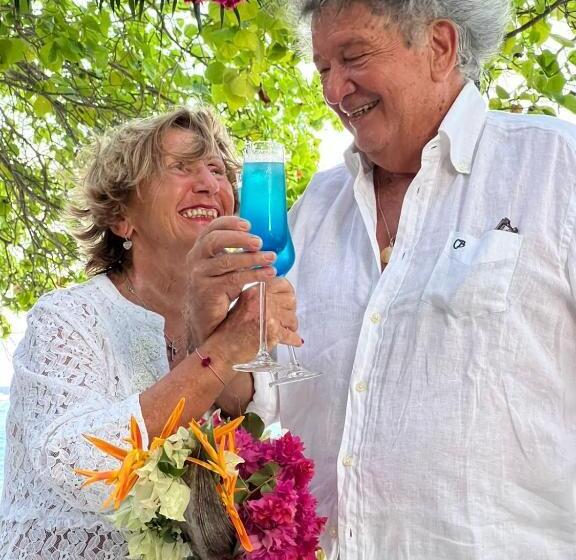 تختخواب و صبحانه Rising Sun Beach View