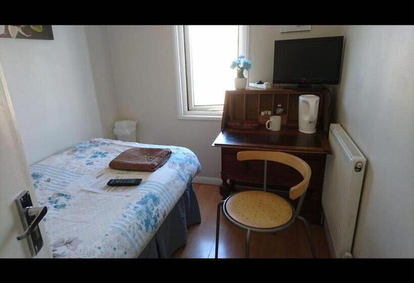 پانسیون Room In Guest Room   Tiny Single Shared Bathroom Room Ssbyr