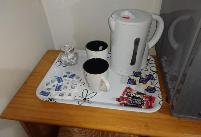 پانسیون Room In Guest Room   Tiny Single Shared Bathroom Room Ssbyr