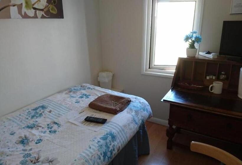 پانسیون Room In Guest Room   Tiny Single Shared Bathroom Room Ssbyr