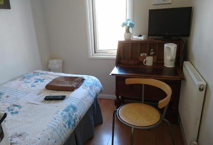 پانسیون Room In Guest Room   Tiny Single Shared Bathroom Room Ssbyr