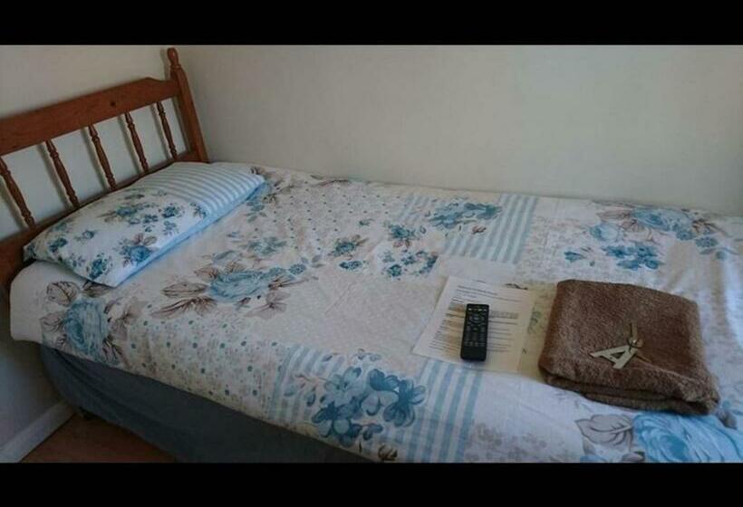 پانسیون Room In Guest Room   Tiny Single Shared Bathroom Room Ssbyr