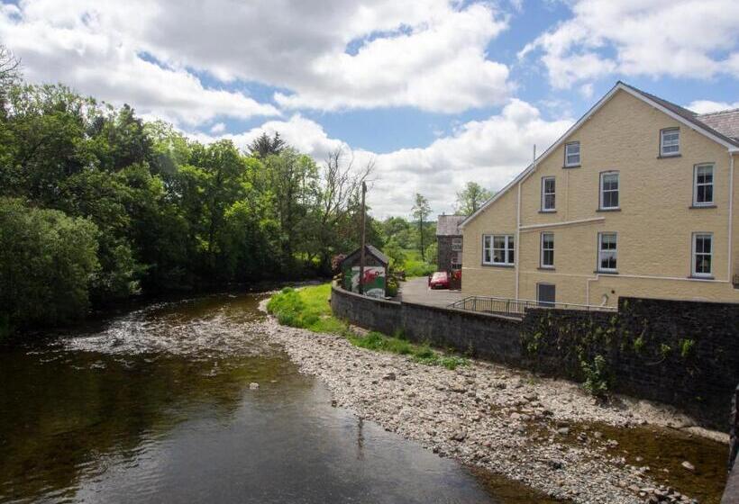 Riverbank Bed And Breakfast
