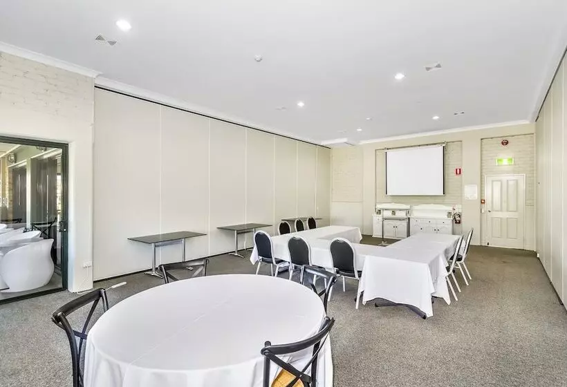 Bayswater Tweed Motel