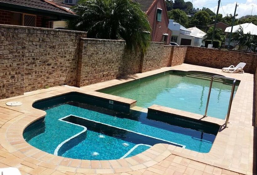 Bayswater Tweed Motel