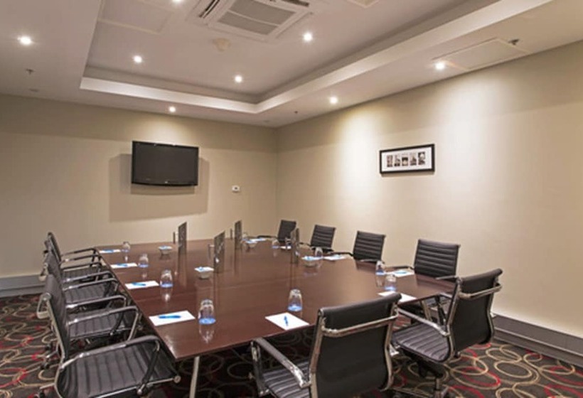 Отель Mantra Melbourne Airport