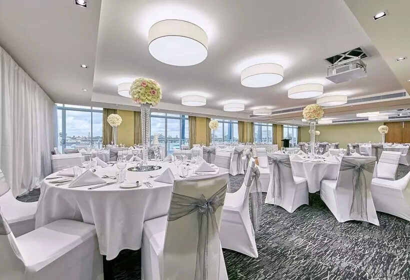 Отель The Sebel Mandurah