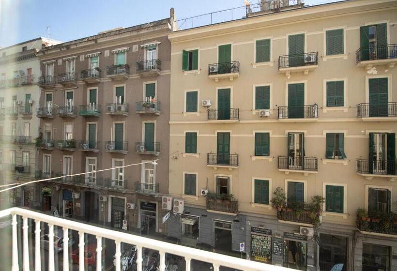 تختخواب و صبحانه Madison