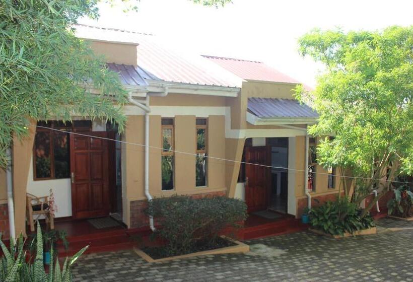 هتل Montane Safaris