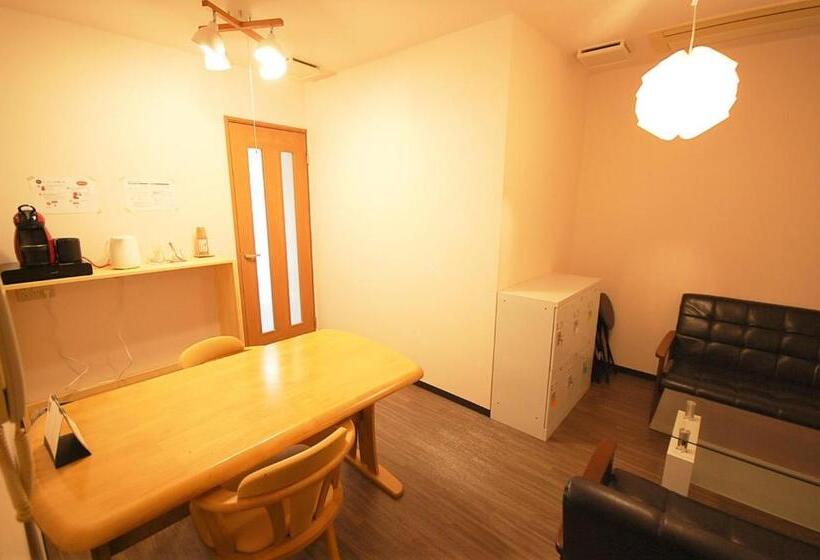 بنسيون 西条ゲストハウス八反