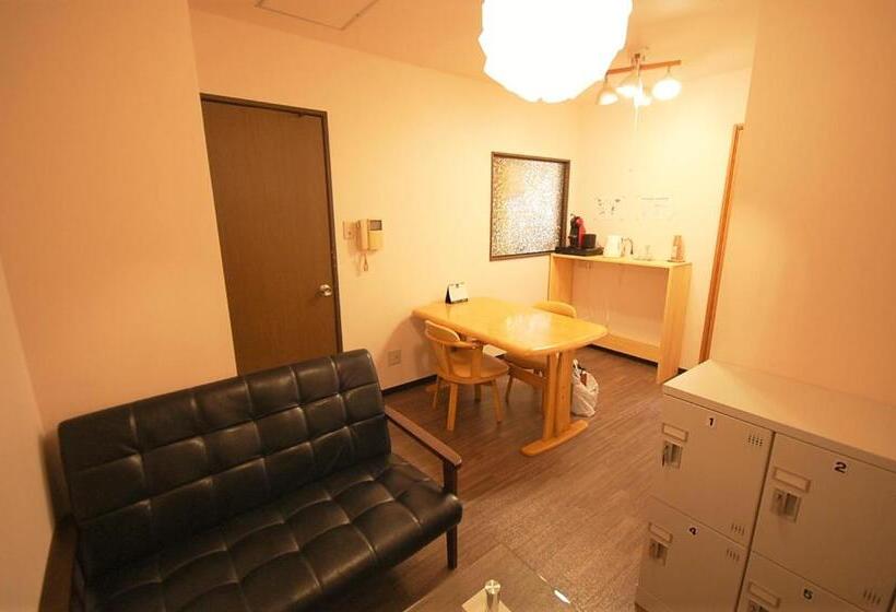 بنسيون 西条ゲストハウス八反