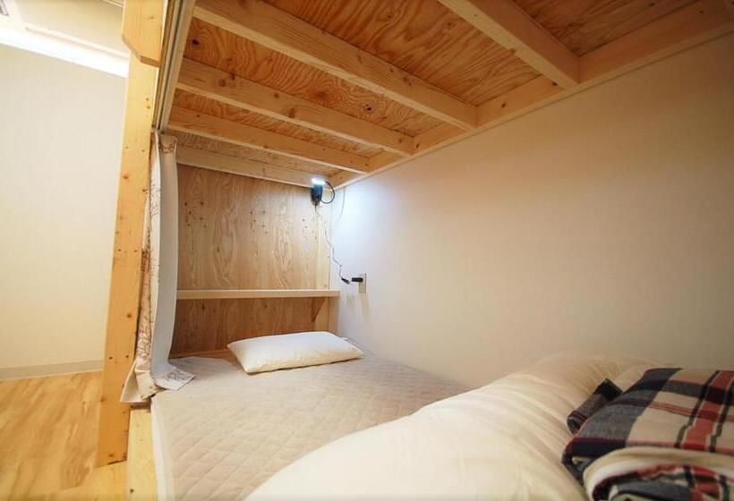 بنسيون 西条ゲストハウス八反