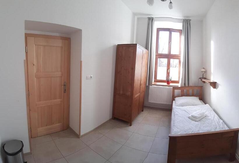 הוסטל Penzion A Restaurace U Hájků