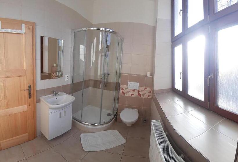 הוסטל Penzion A Restaurace U Hájků