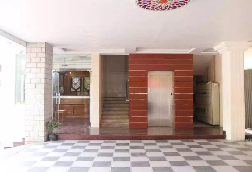 Hotelli Saravanas Lodge