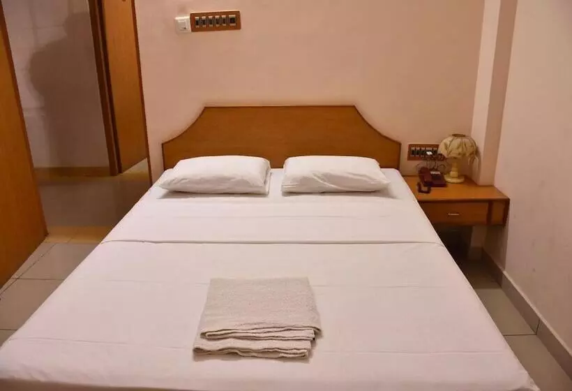 Hotelli Saravanas Lodge