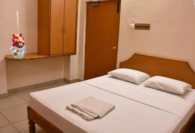 Hotelli Saravanas Lodge