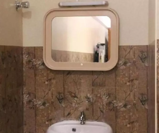 Hotelli Saravanas Lodge