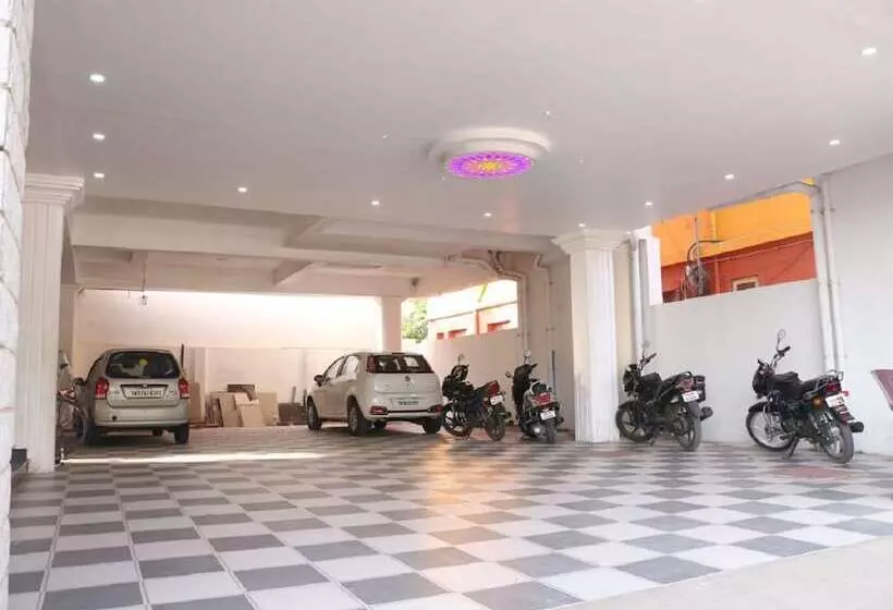 Hotelli Saravanas Lodge